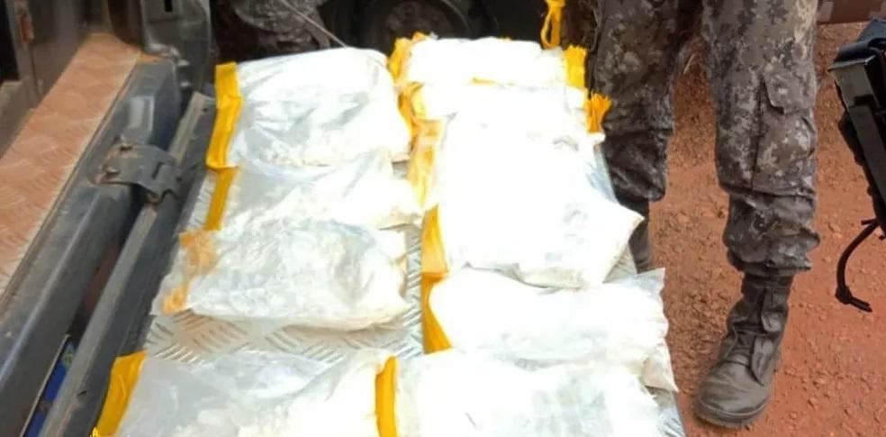Homem é flagrado com cocaína colada ao corpo em ônibus que ia para Porto Velho Homem é flagrado com cocaína colada ao corpo em ônibus que ia para Porto Velho