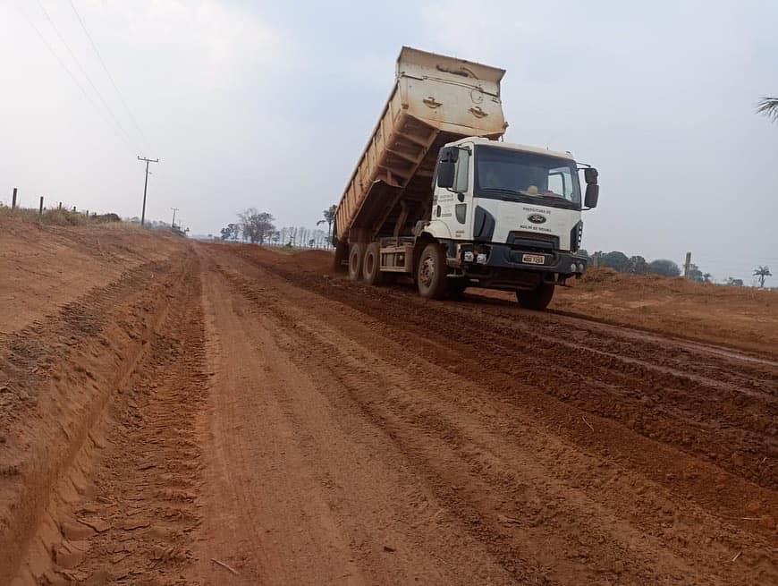 ROLIM DE MOURA: Secretaria de obras conclui a recuperação da linha 172 lado norte ROLIM DE MOURA: Secretaria de obras conclui a recuperação da linha 172 lado norte