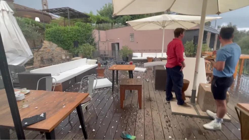 Bebê morre após ser atingida por granizo durante tempestade na Espanha; veja vídeo Bebê morre após ser atingida por granizo durante tempestade na Espanha; veja vídeo