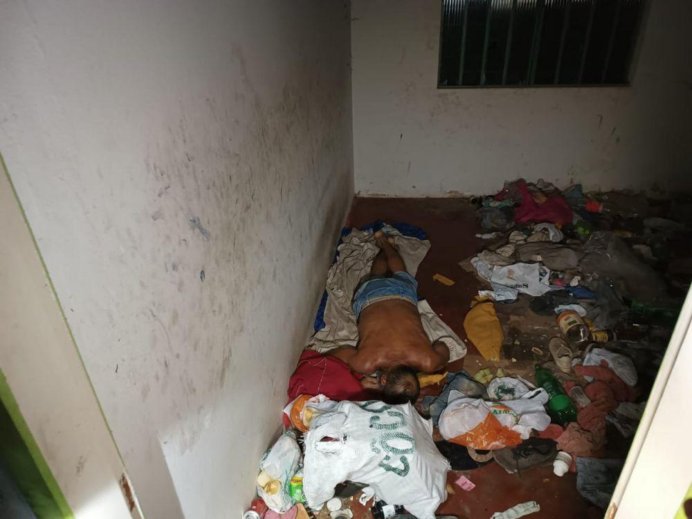 Corpo com marca de tiro na cabeça é encontrado dentro de casa em Ji-Paraná Corpo com marca de tiro na cabeça é encontrado dentro de casa em Ji-Paraná
