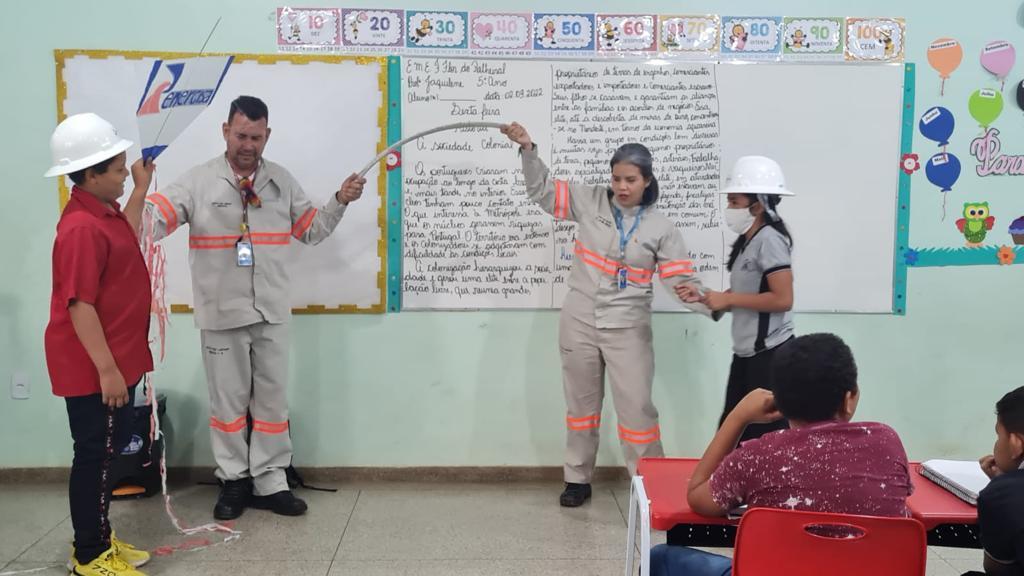 Energisa visita escolas e orienta crianças sobre riscos de soltar pipas próximos à rede elétrica Energisa visita escolas e orienta crianças sobre riscos de soltar pipas próximos à rede elétrica
