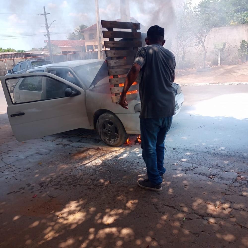 Gol pega fogo e populares se empenham para salvar o veículo Gol pega fogo e populares se empenham para salvar o veículo