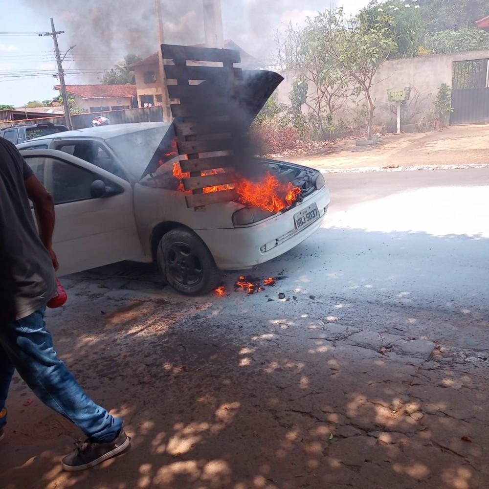 Gol pega fogo e populares se empenham para salvar o veículo Gol pega fogo e populares se empenham para salvar o veículo