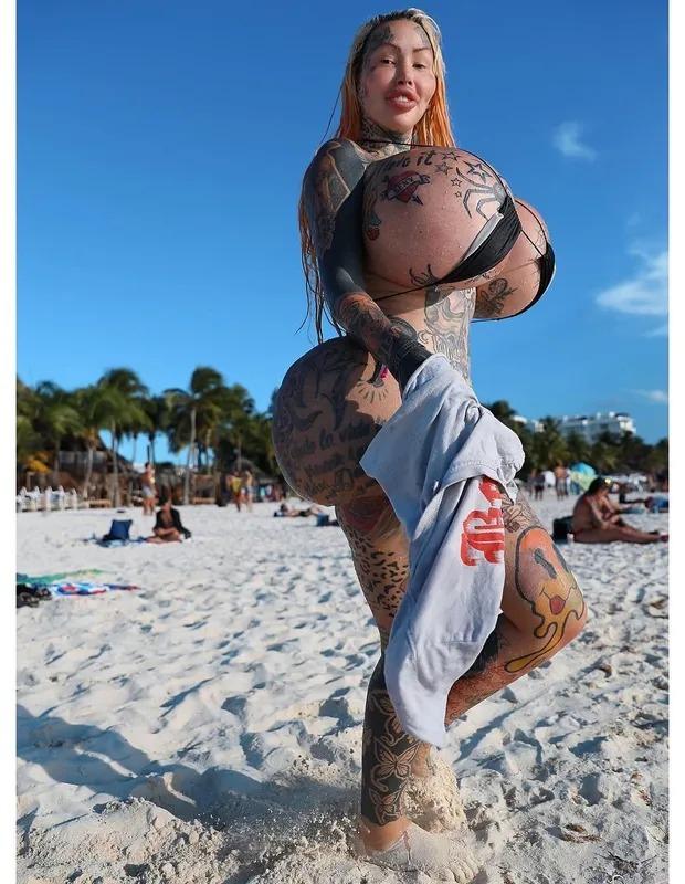 Influencer viciada em plásticas diz precisar de cadeira de rodas por tamanho de seios Influencer viciada em plásticas diz precisar de cadeira de rodas por tamanho de seios