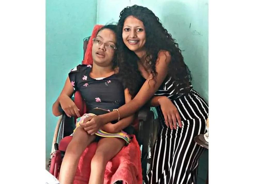 Vídeos mostram correria e desespero de alunos durante ataque a tiros que terminou com cadeirante morta na Bahia Vídeos mostram correria e desespero de alunos durante ataque a tiros que terminou com cadeirante morta na Bahia