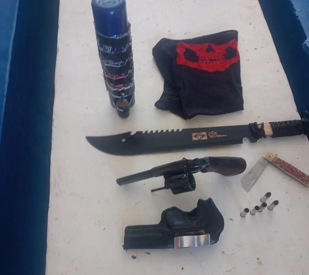 Vídeos mostram correria e desespero de alunos durante ataque a tiros que terminou com cadeirante morta na Bahia Vídeos mostram correria e desespero de alunos durante ataque a tiros que terminou com cadeirante morta na Bahia
