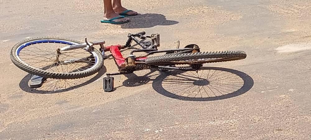 Adolescente é socorrido com suspeita de fratura na perna após ter bicicleta atingida por carro Adolescente é socorrido com suspeita de fratura na perna após ter bicicleta atingida por carro