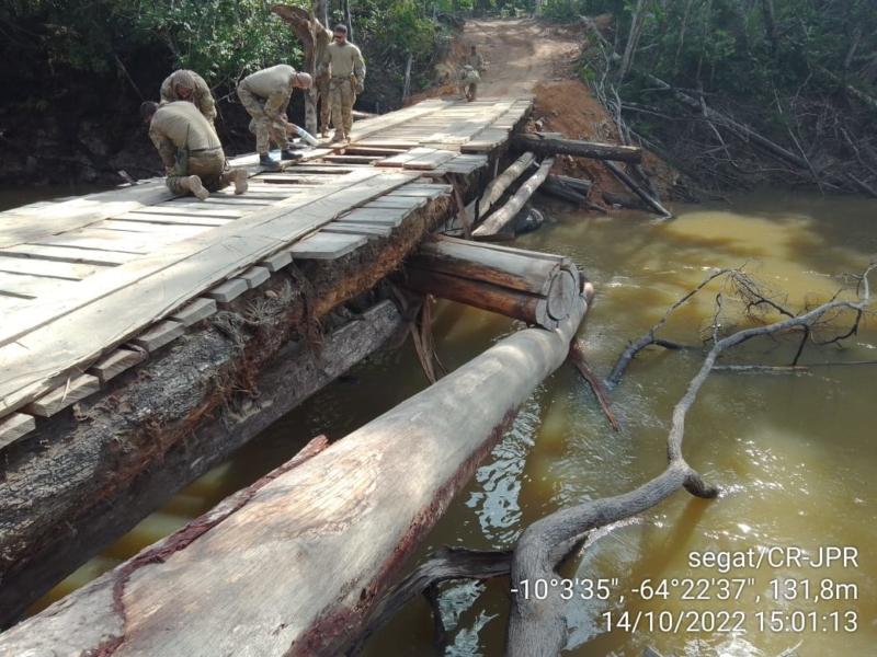PF explode ponte usada para a extração ilegal de madeira na Terra Indígena Karipuna em Rondônia PF explode ponte usada para a extração ilegal de madeira na Terra Indígena Karipuna em Rondônia