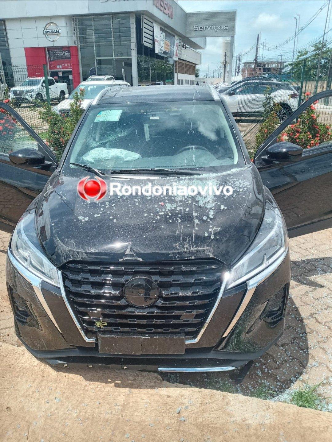 Homem invade concessionária, tenta fugir com carro zerado e causa destruição Homem invade concessionária, tenta fugir com carro zerado e causa destruição
