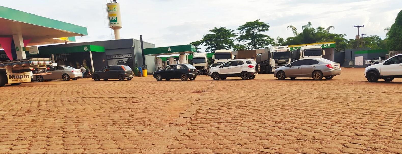 Rolim de Moura: Medo de desabastecimento gera filas nos postos de combustíveis após bloqueios de rodovias em RO e outros 18 estados