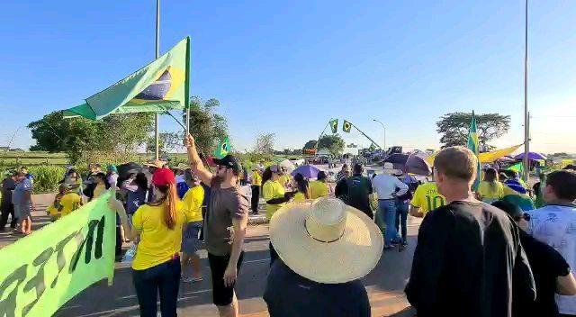 Por 9 dias seguidos, manifestantes rolimourenses fazem protesto no trevo da RO-383 com BR-479 contra resultados das urnas