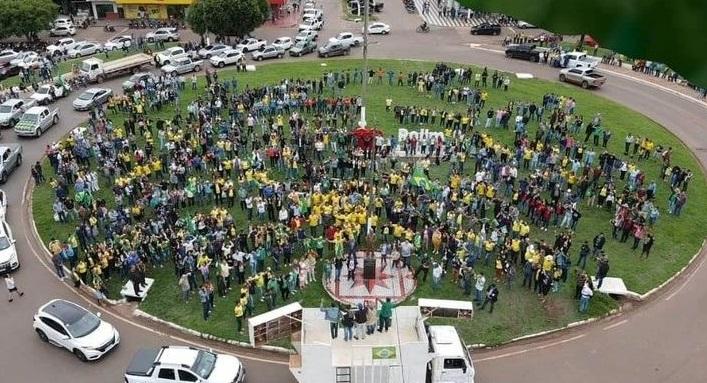 Por 9 dias seguidos, manifestantes rolimourenses fazem protesto no trevo da RO-383 com BR-479 contra resultados das urnas