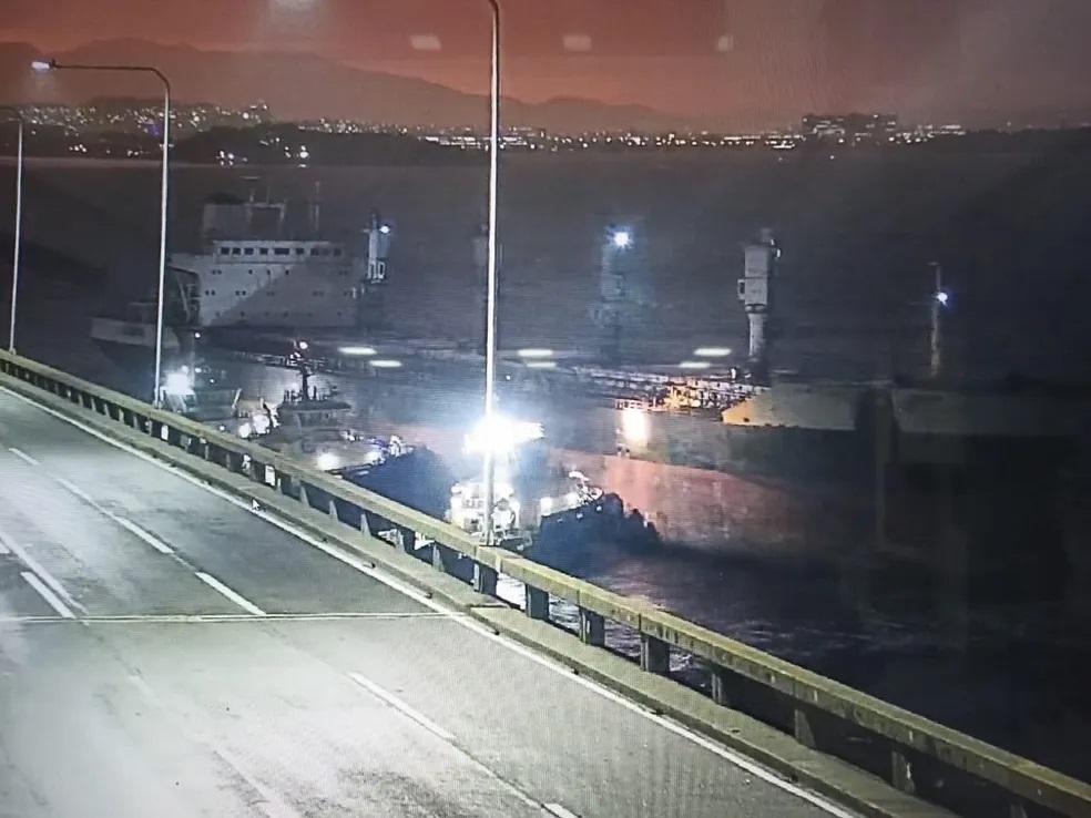 Navio à deriva bate na ponte Rio-Niterói; veja vídeos