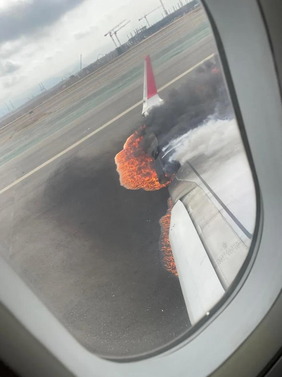 Avião prestes a decolar bate em caminhão e pega fogo em aeroporto; veja vídeos