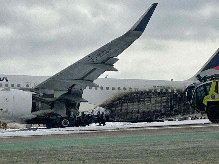 Avião prestes a decolar bate em caminhão e pega fogo em aeroporto; veja vídeos Avião prestes a decolar bate em caminhão e pega fogo em aeroporto; veja vídeos