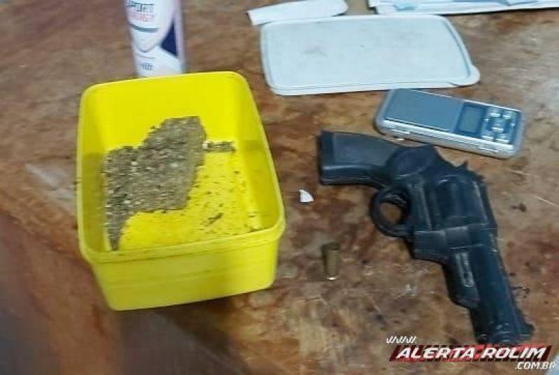 Três homens foram detidos pela PM em Rolim de Moura com 05 pés de maconha em residência