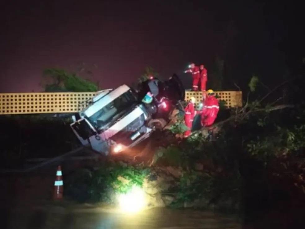 Deslizamento arrasta 10 carros e 5 caminhões no PR; Pelo menos uma pessoa morreu Deslizamento arrasta 10 carros e 5 caminhões no PR; Pelo menos uma pessoa morreu