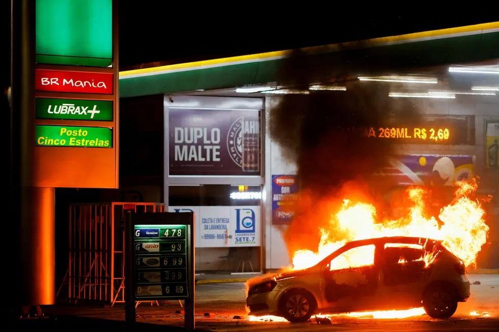  Bolsonaristas depredaram delegacia e queimaram 8 carros e 5 ônibus em Brasília