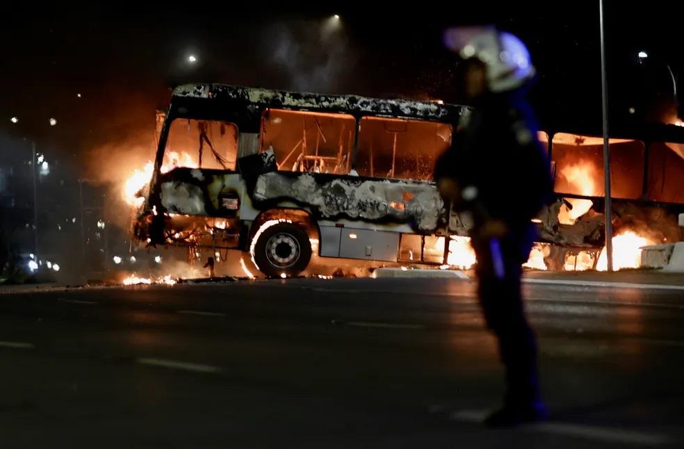  Bolsonaristas depredaram delegacia e queimaram 8 carros e 5 ônibus em Brasília