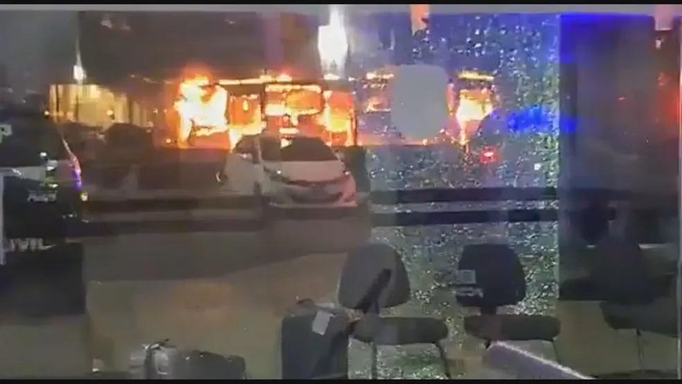  Bolsonaristas depredaram delegacia e queimaram 8 carros e 5 ônibus em Brasília