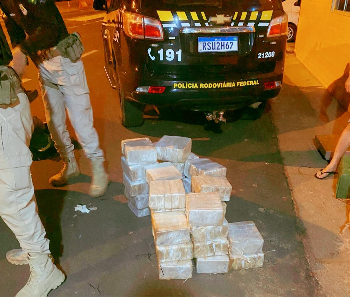 Cabo e Sargento da PM são presos com quase meia tonelada de cocaína em Vilhena Cabo e Sargento da PM são presos com quase meia tonelada de cocaína em Vilhena
