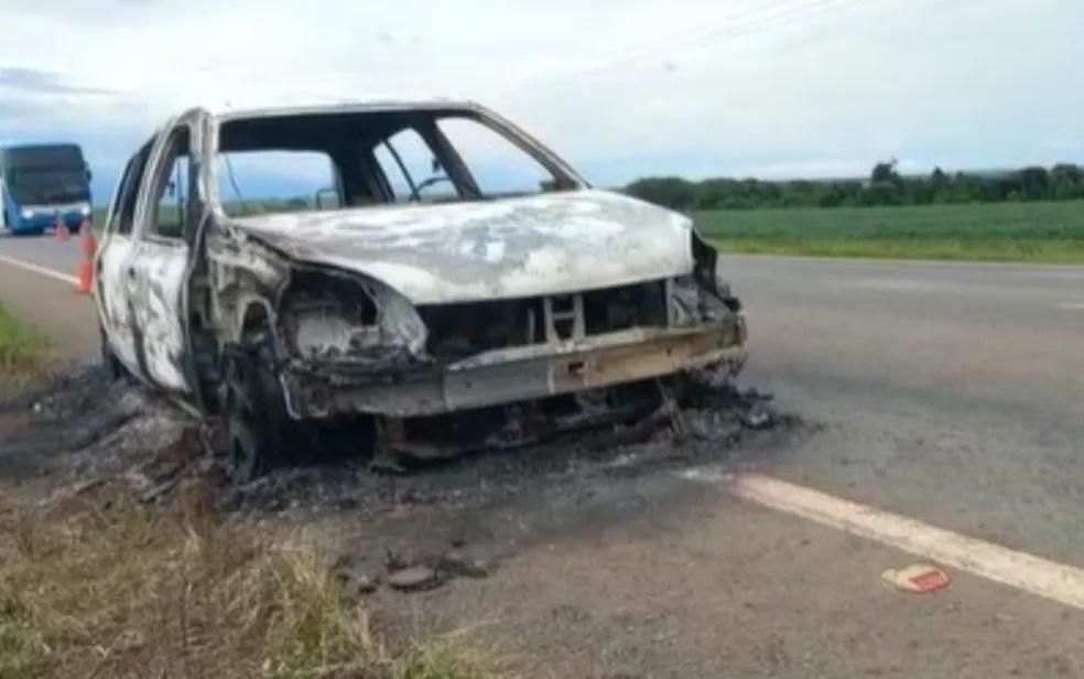 Quatro corpos são encontrados carbonizados dentro de carro em Goiás Quatro corpos são encontrados carbonizados dentro de carro em Goiás