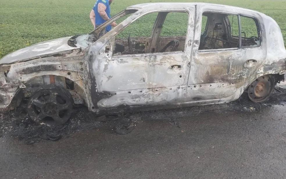 Quatro corpos são encontrados carbonizados dentro de carro em Goiás Quatro corpos são encontrados carbonizados dentro de carro em Goiás