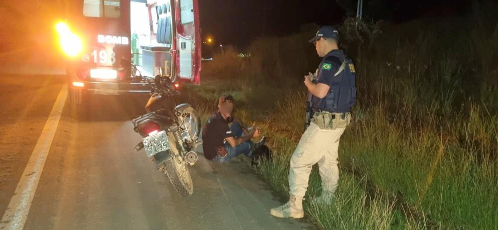 Jaru: Motociclista embriagado dorme às margens da BR-364 e Bombeiros são acionados por populares achando se tratar de acidente Jaru: Motociclista embriagado dorme às margens da BR-364 e Bombeiros são acionados por populares achando se tratar de acidente