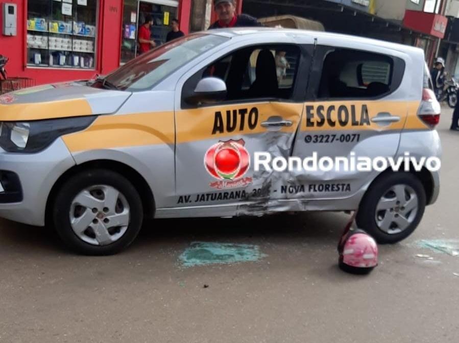 Mulher fica em estado grave após bater em carro de autoescola