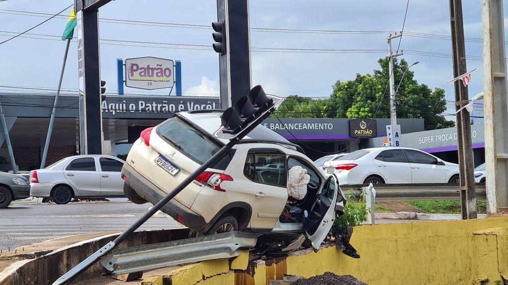 Veículo fica pendurado em mureta de contenção na marginal da BR-364, em Ji-Paraná Veículo fica pendurado em mureta de contenção na marginal da BR-364, em Ji-Paraná