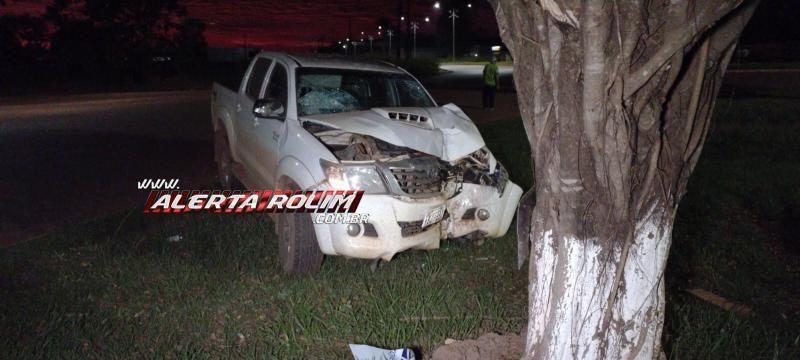 Motorista é socorrido pelos bombeiros após perder o controle de caminhonete e colidir contra árvore em Rolim de Moura