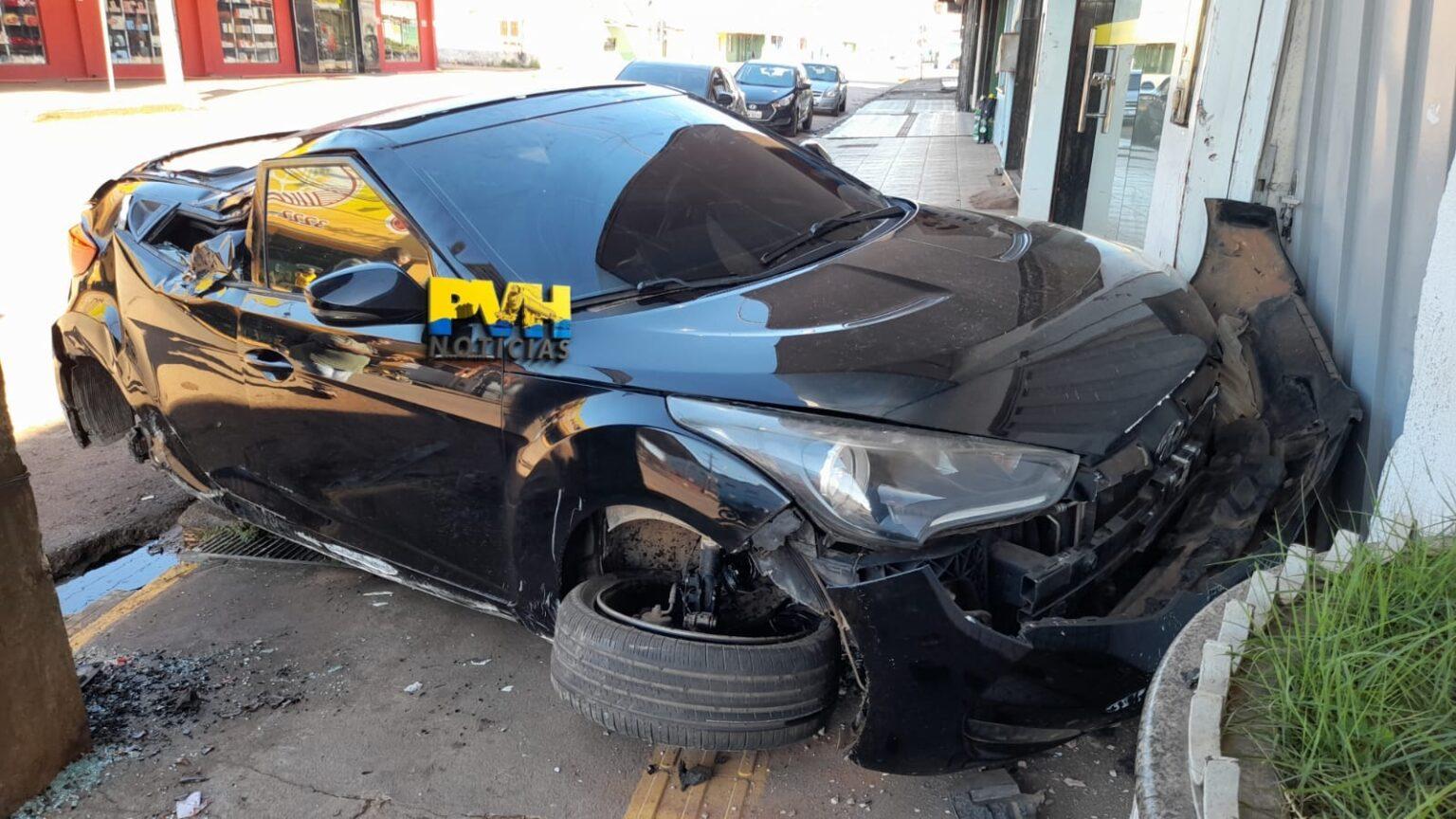 Carro em alta velocidade invade agência bancária em Porto Velho Carro em alta velocidade invade agência bancária em Porto Velho