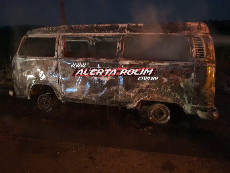 Kombi foi destruída por incêndio na madrugada desta segunda-feira na RO 010 em Rolim de Moura Kombi foi destruída por incêndio na madrugada desta segunda-feira na RO 010 em Rolim de Moura