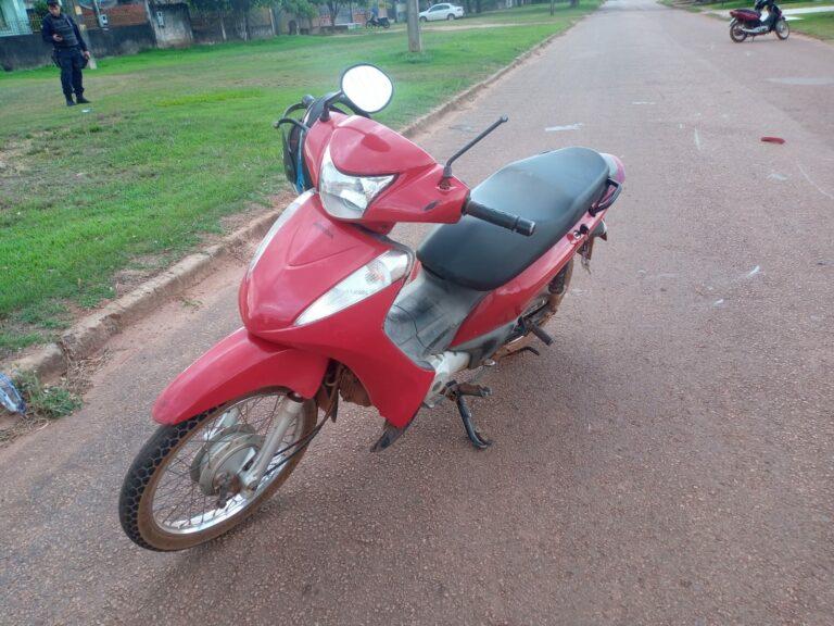 Três pessoas ficam feridas após colisão entre motos em Rolim de Moura Três pessoas ficam feridas após colisão entre motos em Rolim de Moura