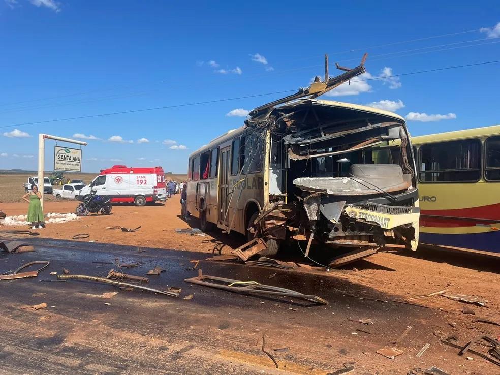Três crianças ficam feridas em acidente envolvendo ônibus escolar e carreta Três crianças ficam feridas em acidente envolvendo ônibus escolar e carreta