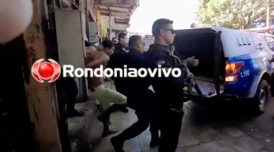 Mulher é morta a facadas pelo marido em bar Mulher é morta a facadas pelo marido em bar