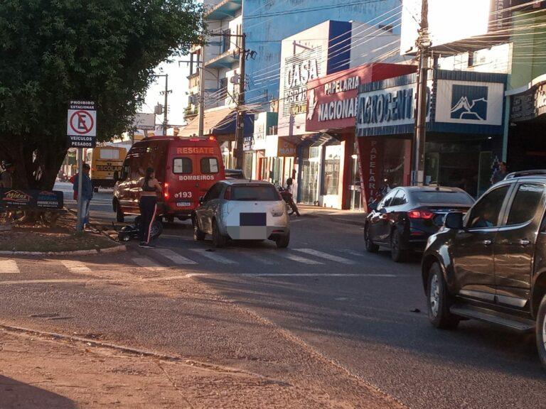 Motociclista para na faixa de pedestres e é atingido por carro no primeiro acidente desta segunda-feira em Rolim de Moura Motociclista para na faixa de pedestres e é atingido por carro no primeiro acidente desta segunda-feira em Rolim de Moura