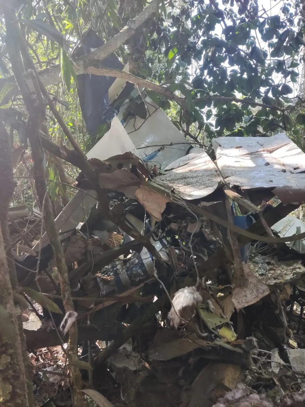 Pai e filho morrem em queda de avião de pequeno porte em Vilhena Pai e filho morrem em queda de avião de pequeno porte em Vilhena
