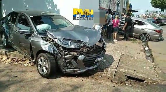 Cinco pessoas sofrem ferimentos após colisão envolvendo três carros Cinco pessoas sofrem ferimentos após colisão envolvendo três carros