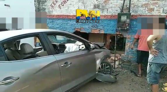 Cinco pessoas sofrem ferimentos após colisão envolvendo três carros Cinco pessoas sofrem ferimentos após colisão envolvendo três carros