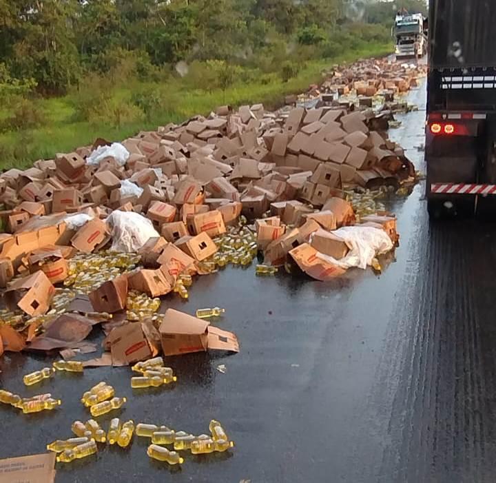 Vagão de carreta tomba e esparrama centenas de litros de óleo de soja na BR-174 entre Vilhena e Comodoro Vagão de carreta tomba e esparrama centenas de litros de óleo de soja na BR-174 entre Vilhena e Comodoro