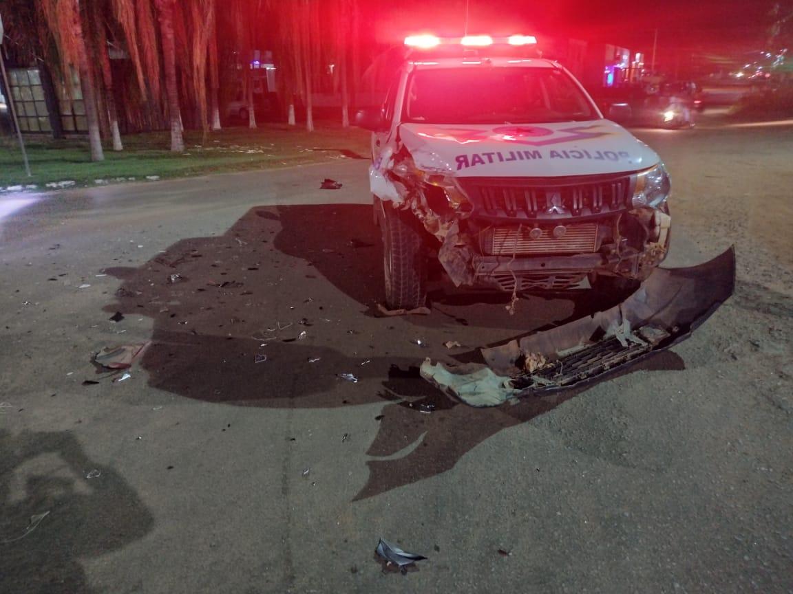Durante perseguição a motociclista, viatura policial bate em carro no Centro de Rolim de Moura; vídeo Durante perseguição a motociclista, viatura policial bate em carro no Centro de Rolim de Moura; vídeo