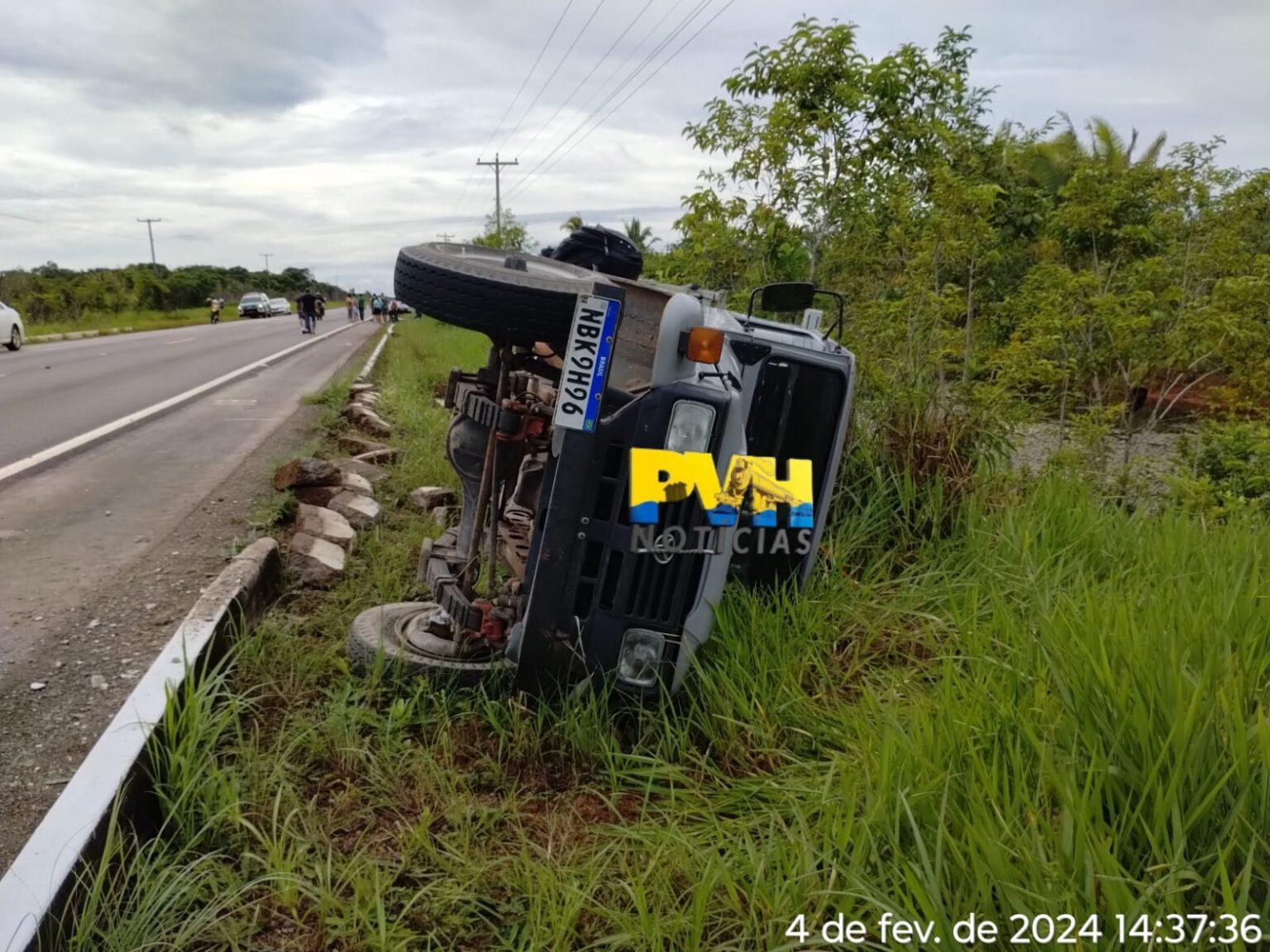 Casal em moto morre após grave colisão com caminhonete na BR-319 Casal em moto morre após grave colisão com caminhonete na BR-319
