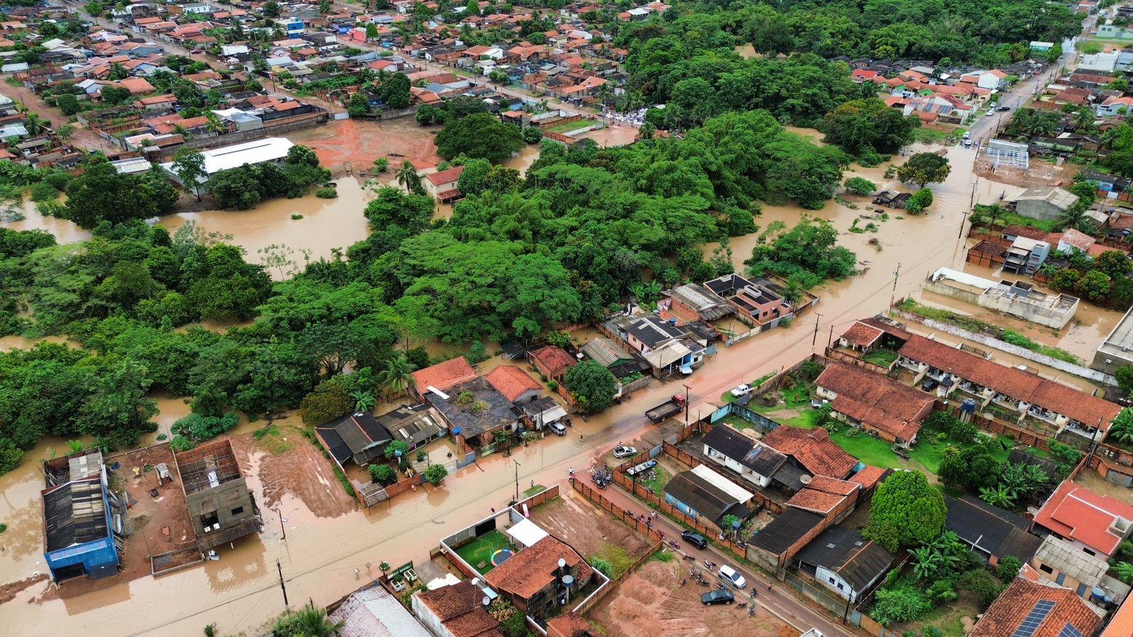 Cacoal registra vários pontos de alagamento nesta segunda-feira (25) após fortes chuvas; vídeos Cacoal registra vários pontos de alagamento nesta segunda-feira (25) após fortes chuvas; vídeos