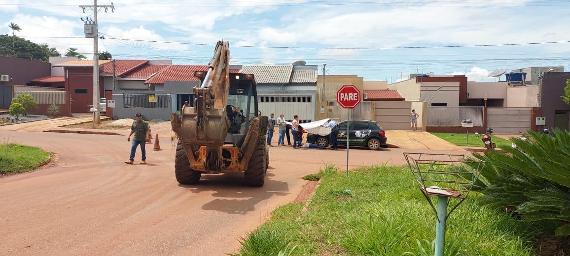 Motociclista fica ferida após colidir em retroescavadeira dirigida por adolescente em Rolim de Moura