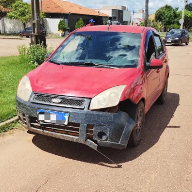 Carro bate em duas motos ao cruzar via preferencial em Rolim de Moura Carro bate em duas motos ao cruzar via preferencial em Rolim de Moura