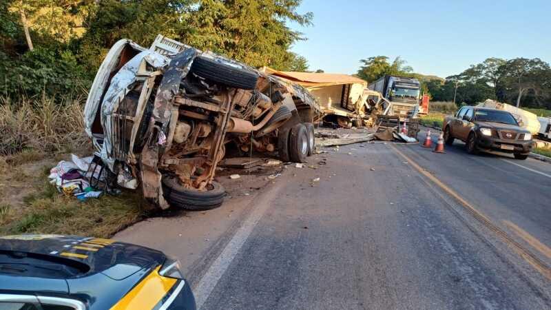 Acidente entre três carretas deixa um motorista morto e outros dois feridos em MT