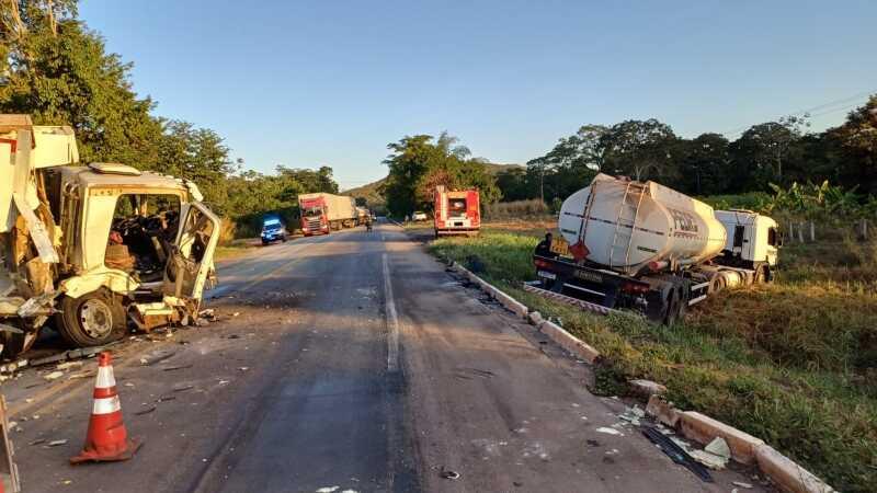 Acidente entre três carretas deixa um motorista morto e outros dois feridos em MT