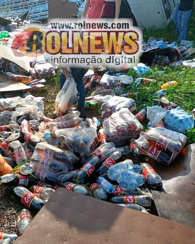 Caminhão carregado de refrigerantes tomba ao desviar de motocicleta na RO-010, em Novo Horizonte