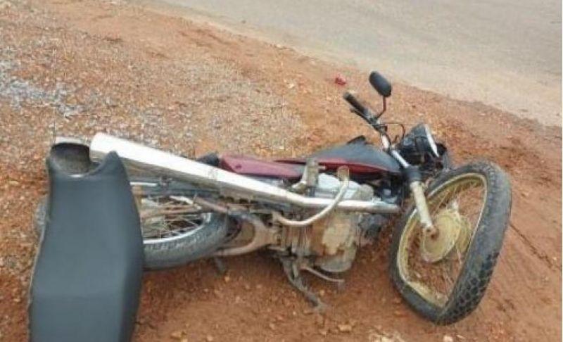 Caminhonete capota ao desviar de motociclista que invadiu preferencial em RO Caminhonete capota ao desviar de motociclista que invadiu preferencial em RO